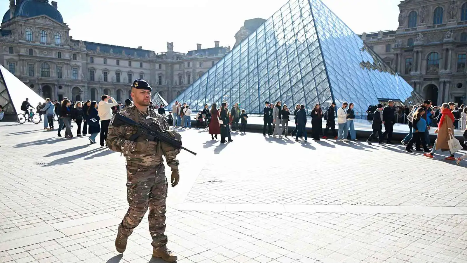 الكشف عن هوية "المحقق الغامض" في حادثة سرقة مجوهرات اللوفر (صورة)