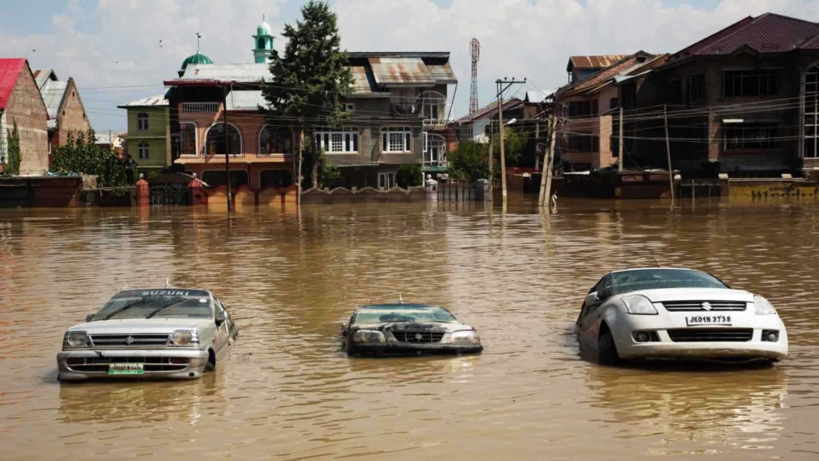 34 قتيلاً على الأقل جراء فيضانات في كشمير الهندية