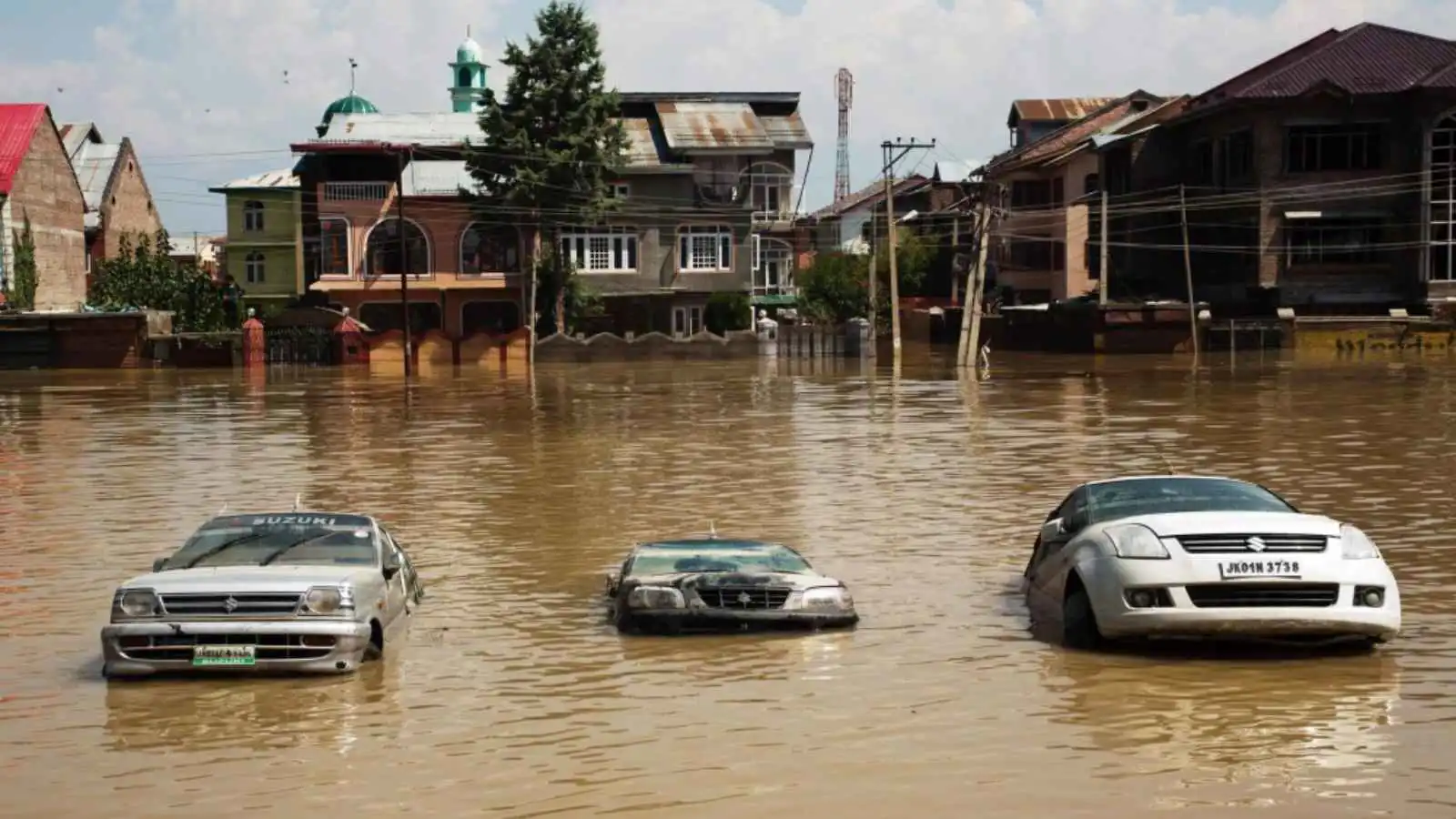 34 قتيلاً على الأقل جراء فيضانات في كشمير الهندية