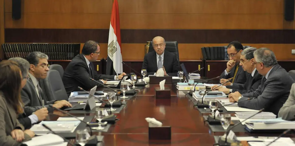 بعد رفع أسعار الوقود بمصر.. مراقبون يتنقدون الحكومة وشريف إسماعيل يدافع عن قرار الزيادة