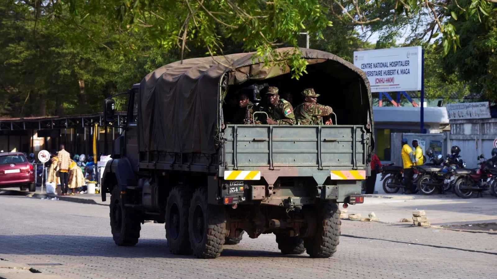 "أسير يفاوض مختطفيه".. تفاصيل عملية تحرير ضابطين رفيعين في بنين