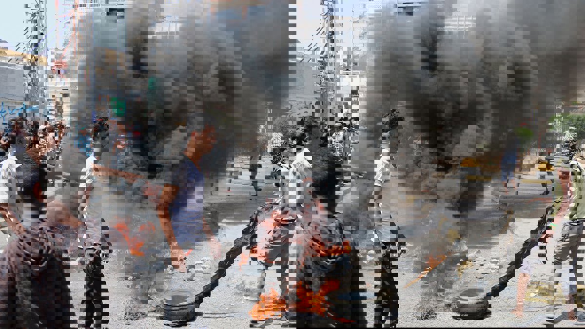 لليوم الثاني.. احتجاجات غاضبة في عدن وحضرموت تنديدا بتردي الأوضاع المعيشية