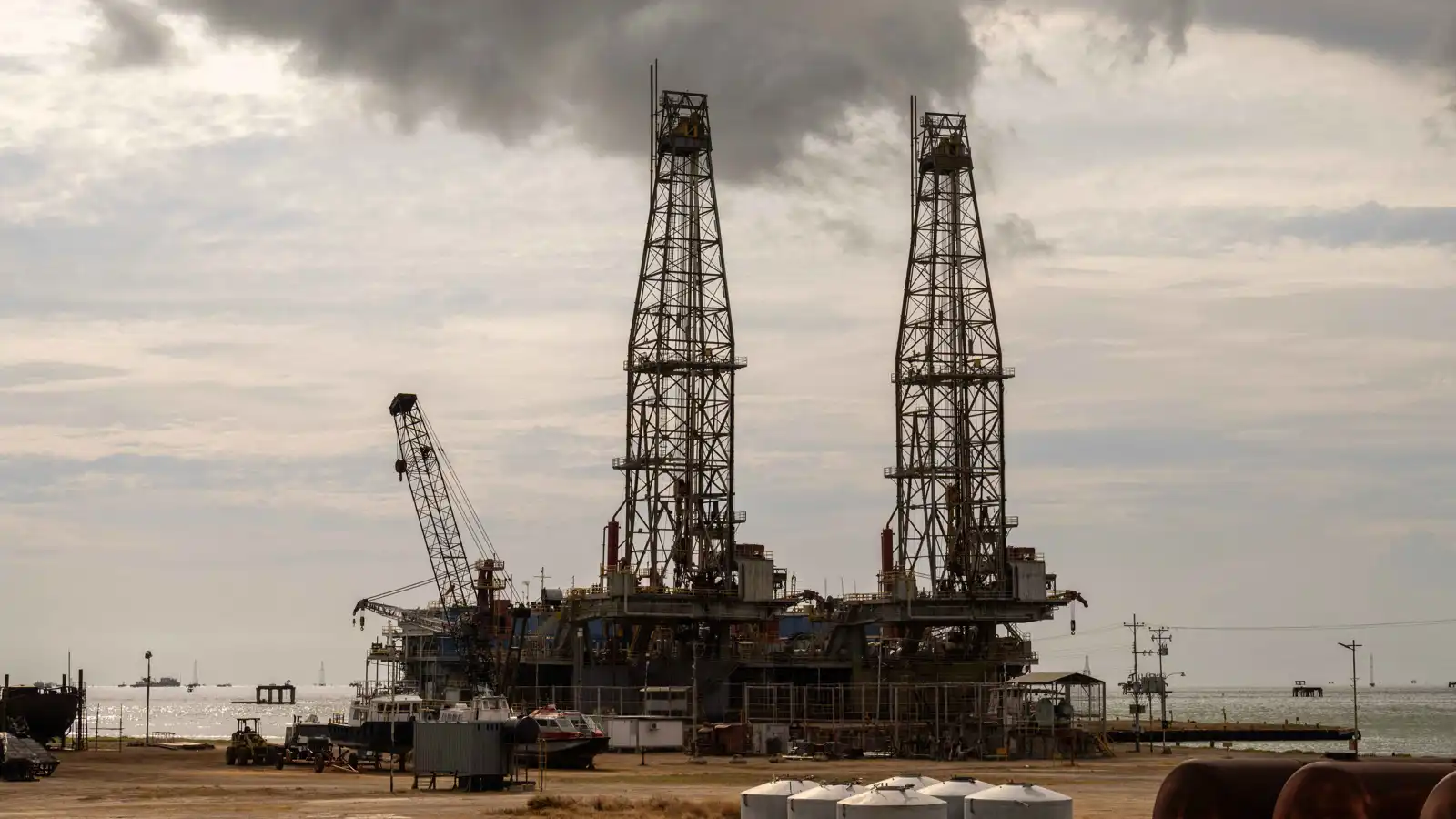 واشنطن تعتزم السماح ببيع النفط الفنزويلي لكوبا