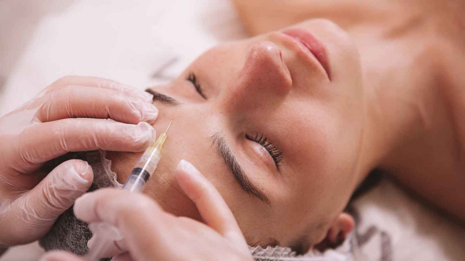 "البوتوكس".. أعراض جانبية مرعبة ومخاطر جسيمة