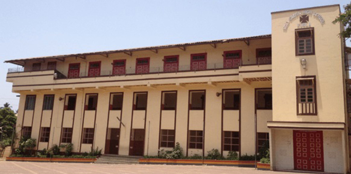 مديرة مدرسة في السعودية تتفاجأ بالحارس مشنوقًا في فنائها