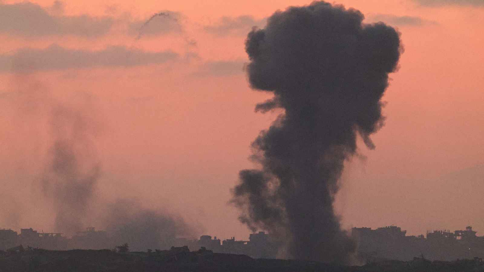 مقتل 62 فلسطينيا في غزة منذ صباح الجمعة (فيديو)