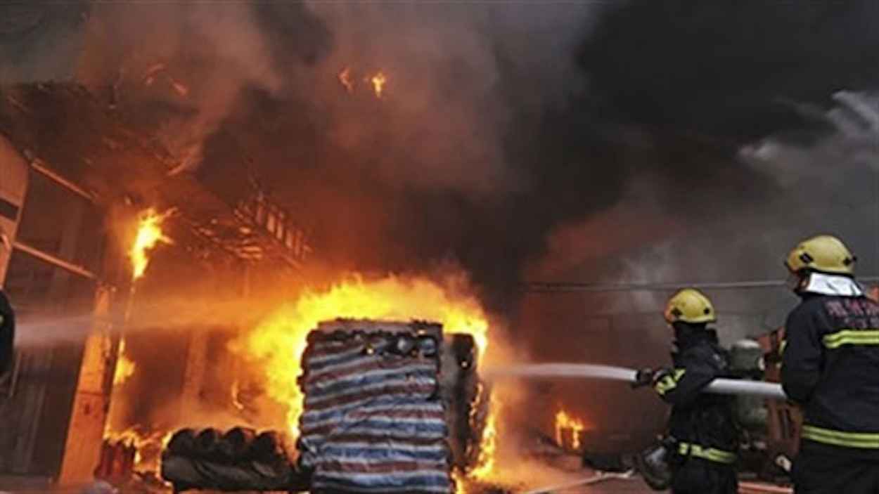 مصر.. حريق مروع في مصنع للغزل والنسيج بكفر الشيخ (فيديو وصور)