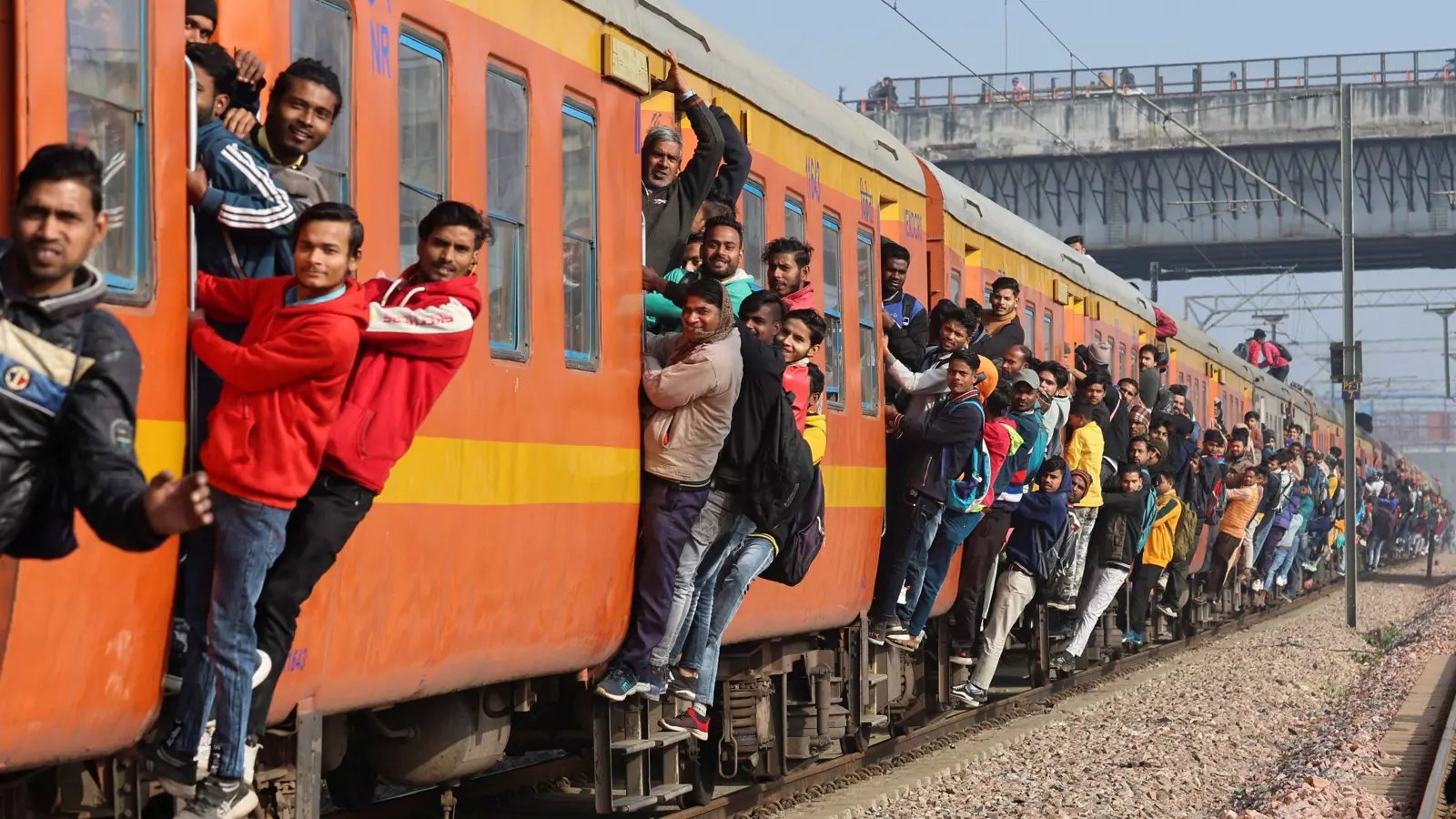 تدافع بمحطة قطارات يخلف كارثة في الهند