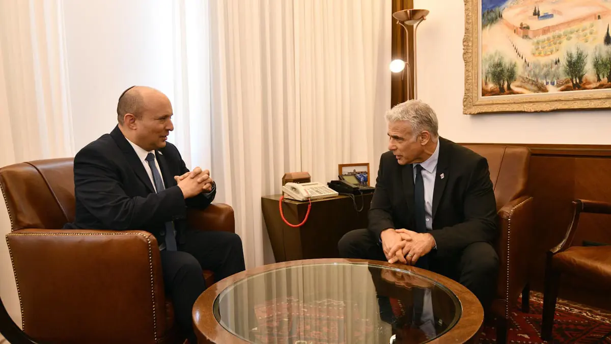 بينيت يسلم لابيد مهام رئيس الوزراء في إسرائيل