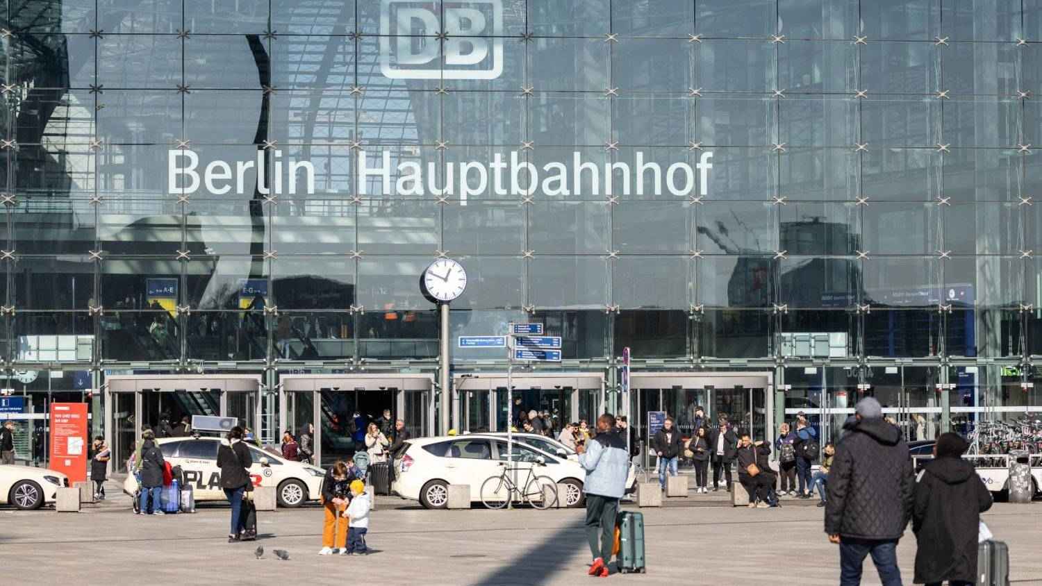 "أم الشيطان".. ماذا حوت الحقيبة التي ضبطتها الشرطة الألمانية؟ (صور)