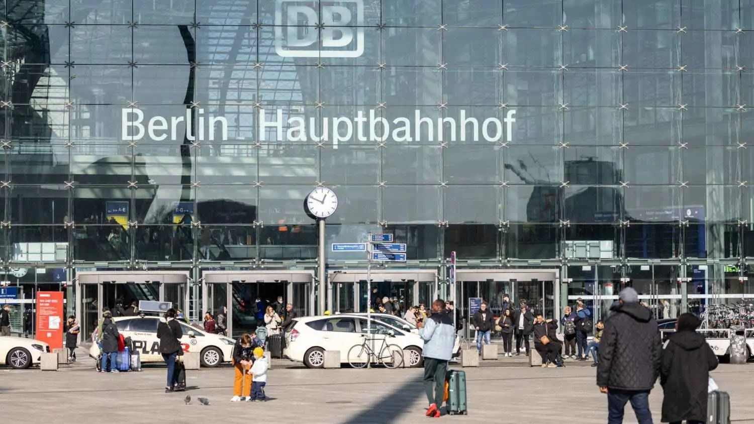 "أم الشيطان".. ماذا حوت الحقيبة التي ضبطتها الشرطة الألمانية؟ (صور)