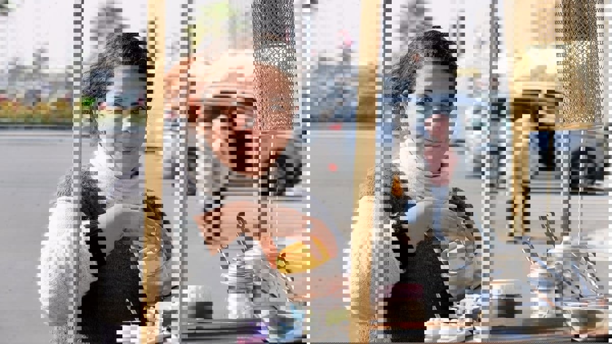 من هي الروائية التي تبيع القهوة في معرض القاهرة للكتاب؟