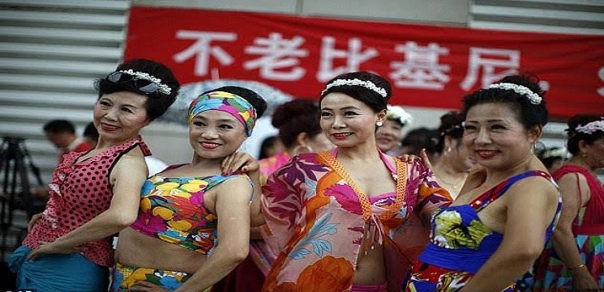 صينيات في منتصف العمر يرتدين البكيني بمسابقة لملكات الجمال (صور)