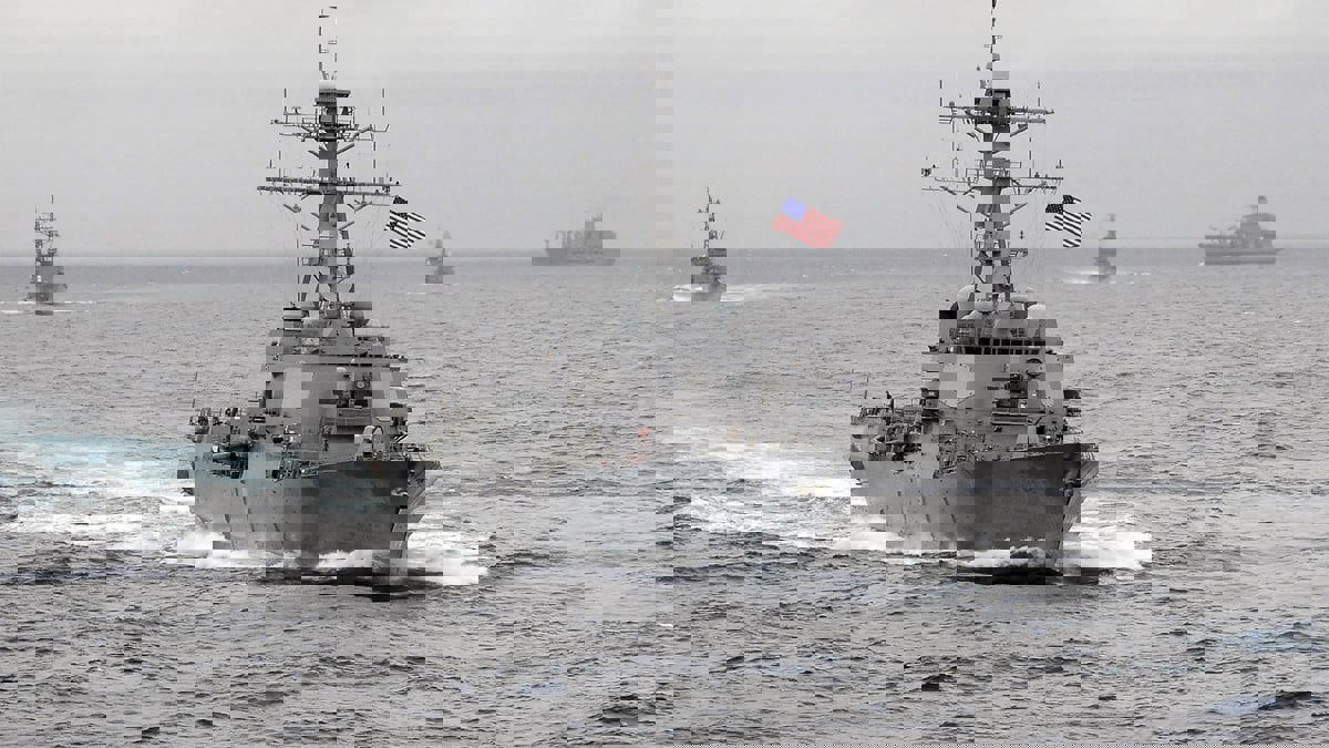 البنتاغون: مروحية إيرانية اقتربت من سفينة حربية أمريكية في خليج عُمان