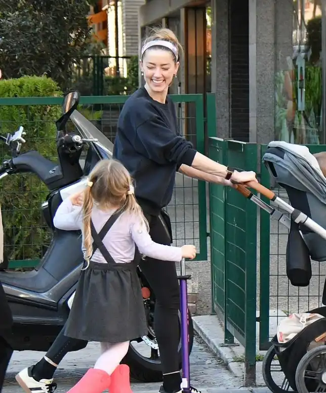 أمبر  هيرد مع ابنتها 