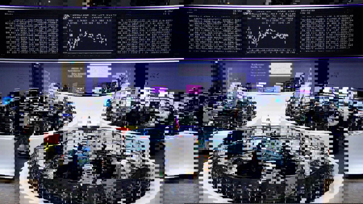 أسهم أوروبا تواصل التراجع بعد عمليات بيع ناجمة عن قرارات البنوك المركزية
