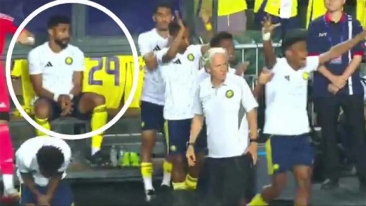 الوحيد على الدكة.. رد فعل غريب من عبد الإله العمري بعد هدف النصر (فيديو)