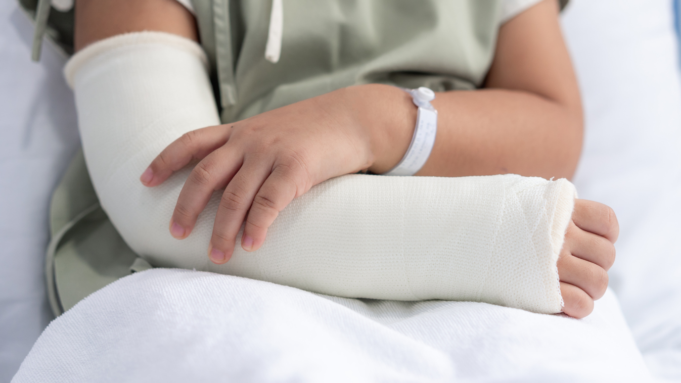 معلم مصري يكسر ذراع طالب لسبب "صادم"