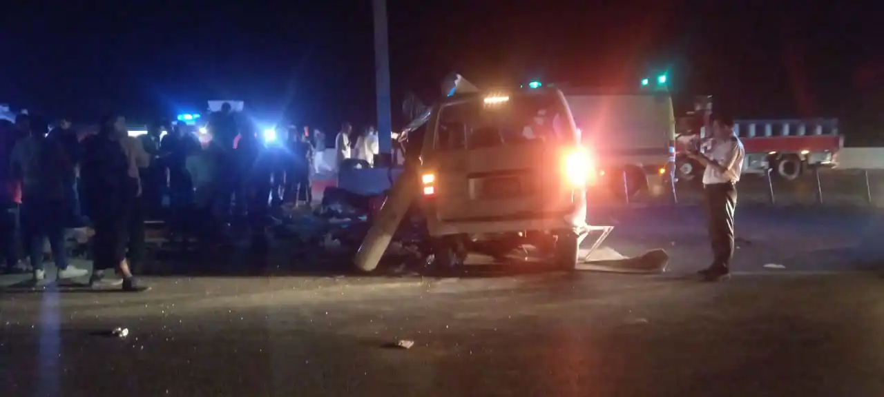 الحافلة بعد انقلابها في الطريق الصحراوي، مصر