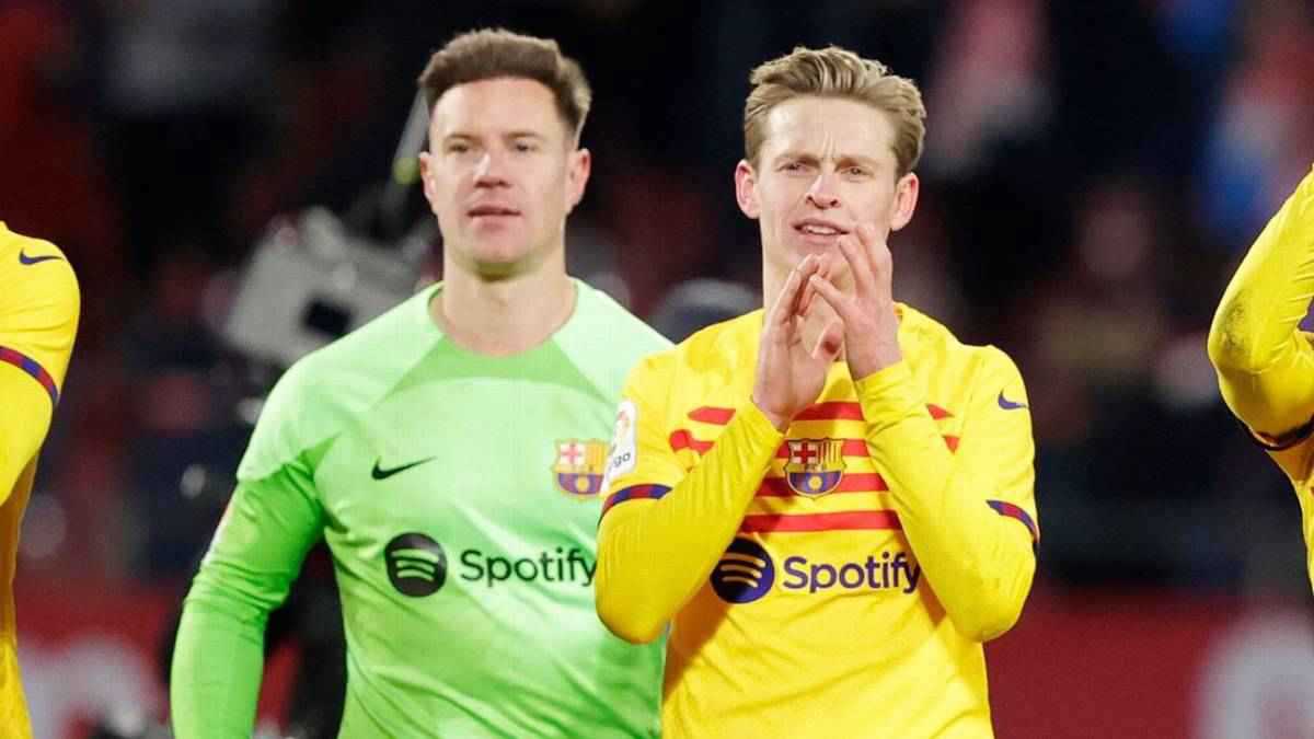 نار مشتعلة تحت الرماد.. هل انقسمت "غرفة ملابس" برشلونة؟