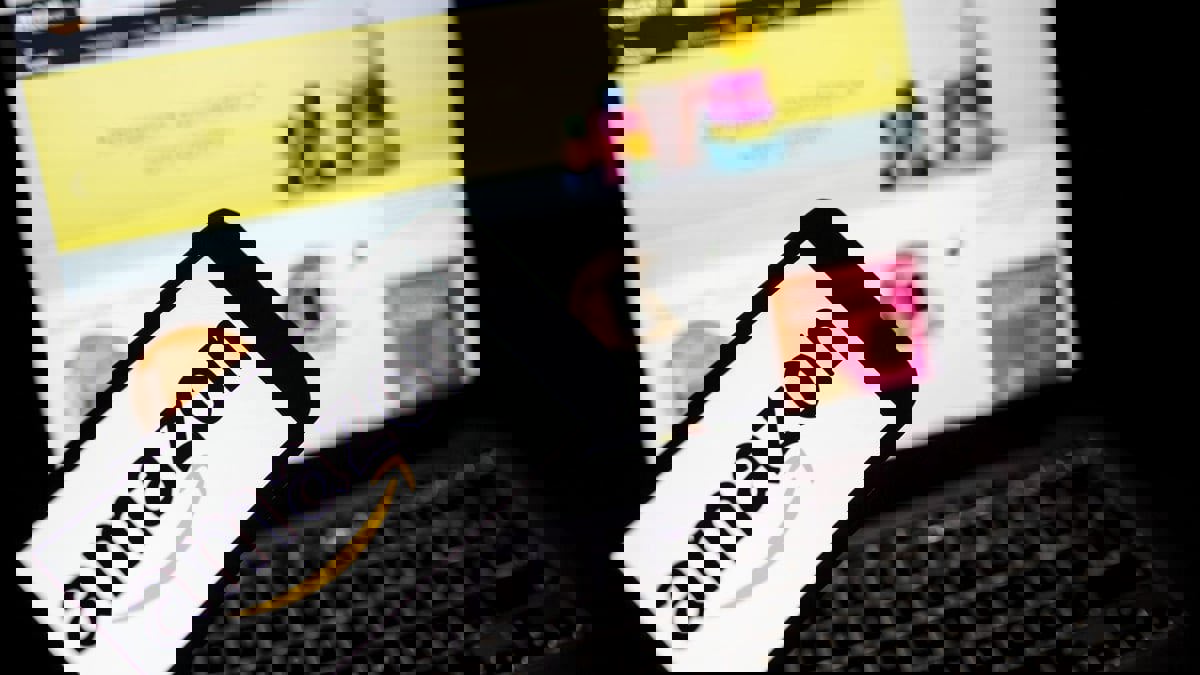 أمازون تقاضي مجموعات على فيسبوك تنشر تقييمات وهمية للمنتجات