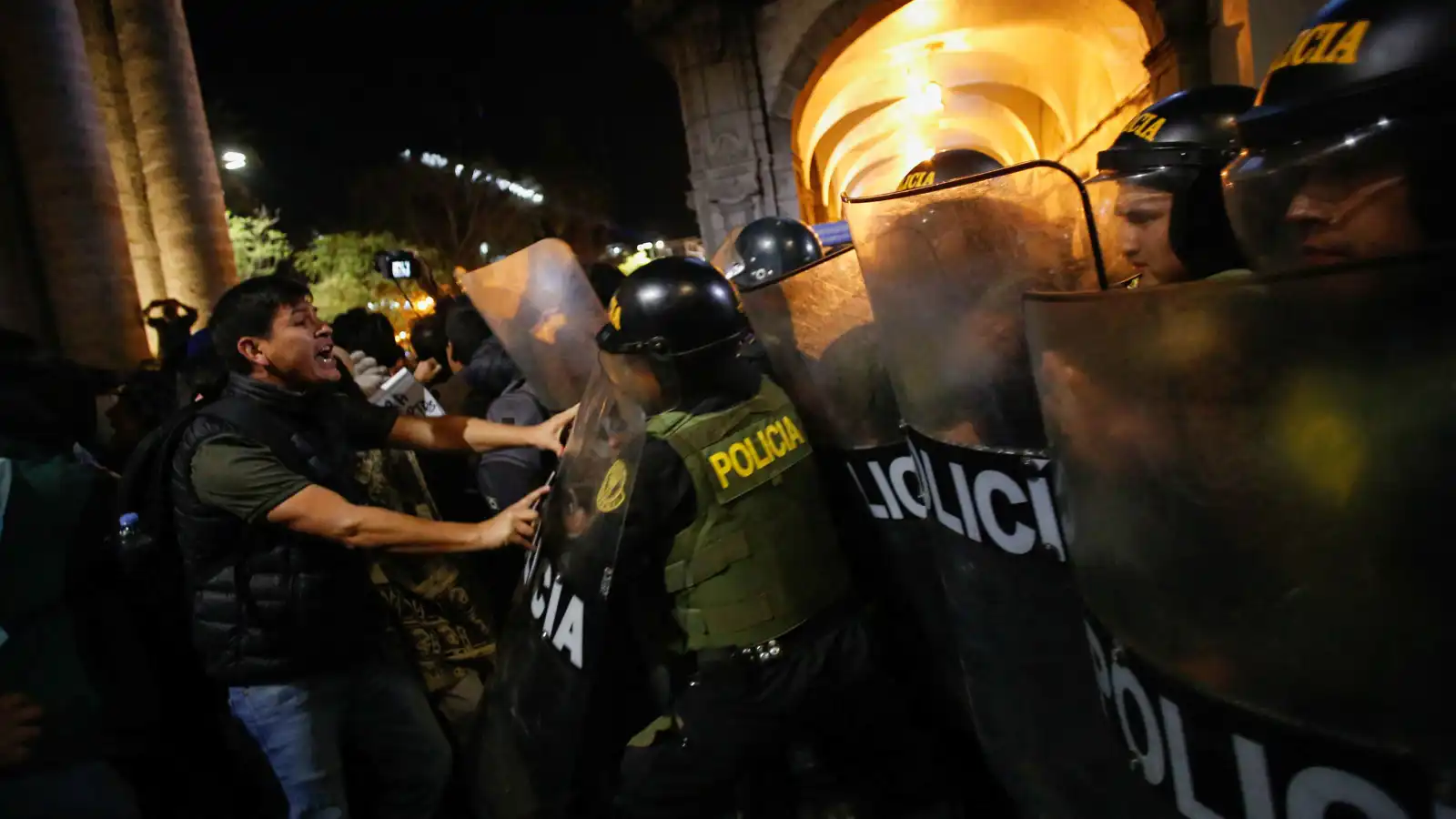 يقودها "جيل زد".. بيرو تدخل حالة طوارئ بعد تظاهرات اجتاحت ليما (فيديو)