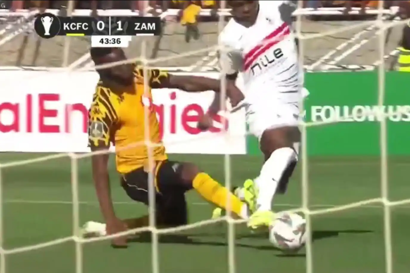 تدخل لاعب كايزر تشيفز ضد شيكو بانزا