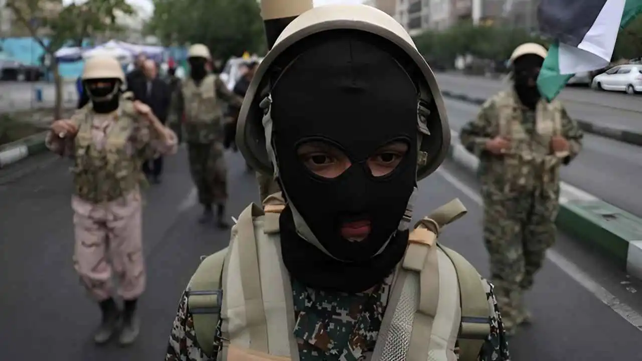 تقارير عن لجوء قوات النظام الإيراني للحدائق بعد قصف مقراتها في طهران