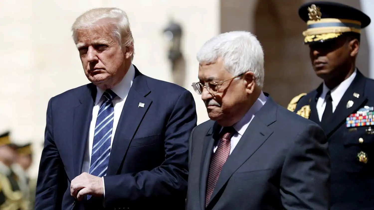 ترامب يكشف فرص عباس في حكم غزة بعد وقف الحرب بين إسرائيل وحماس