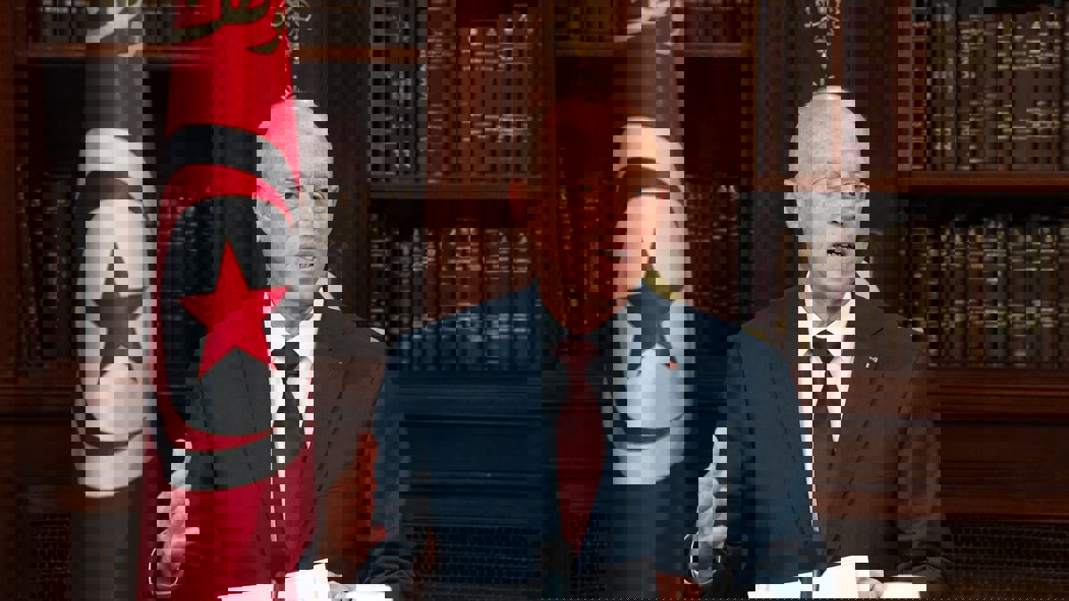 الرئيس التونسي يجمد البرلمان حتى انتخابات ديسمبر 2022