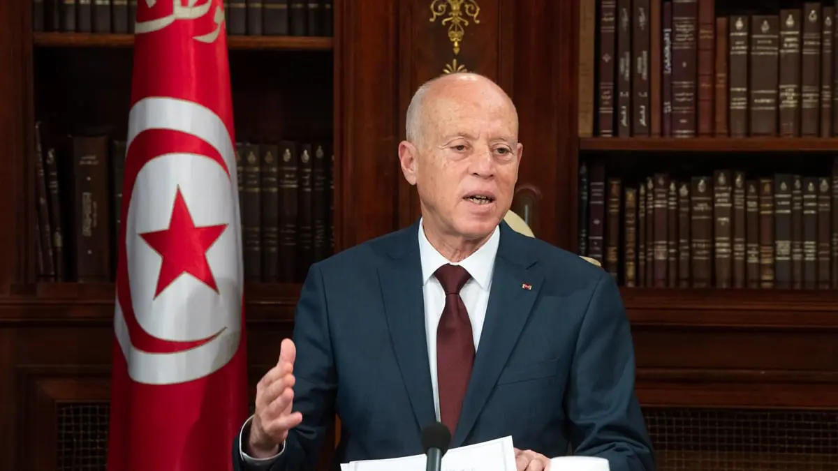 الرئيس التونسي يجمد البرلمان حتى انتخابات ديسمبر 2022