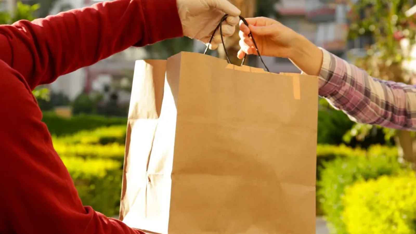 السعودية.. مبادرة حكومية لحماية طلبيات المطاعم من مندوبي التوصيل