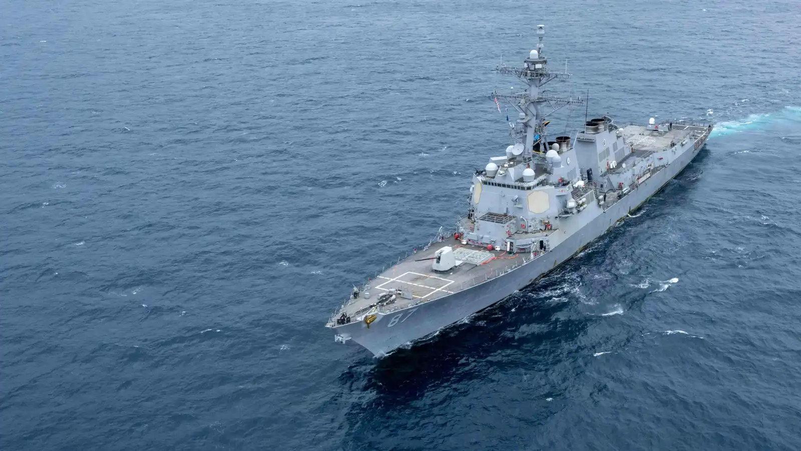 "نيوزويك": إقالة قائد مدمرة أمريكية بسبب "فقدان الثقة"