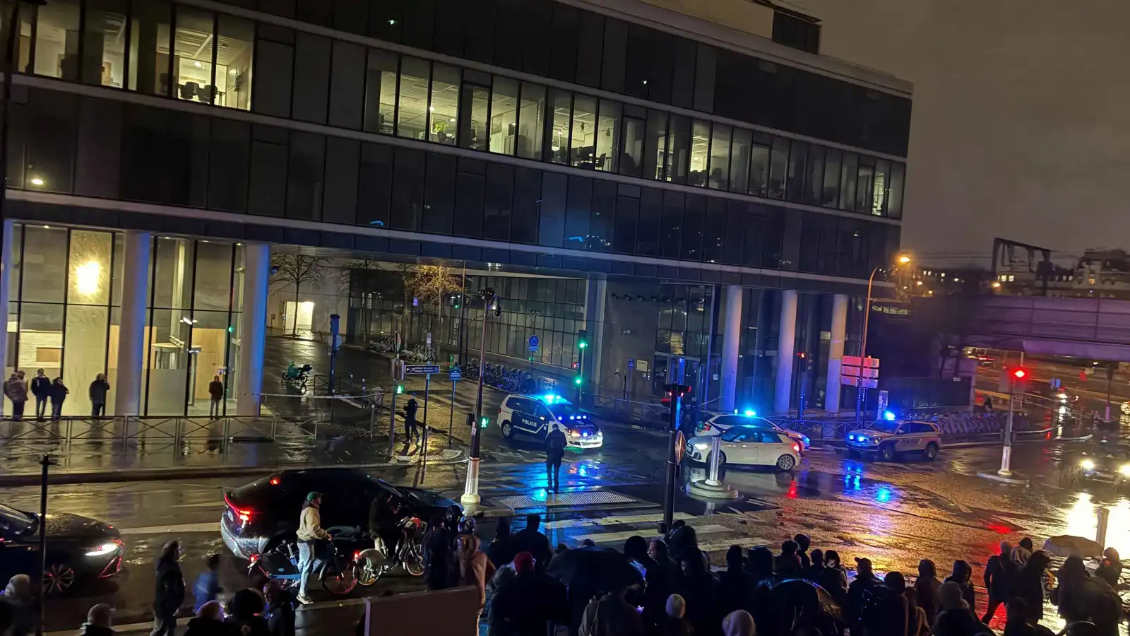 باريس.. إخلاء مبنى "فرانس تلفزيون" إثر تهديد بتفجير قنبلة (فيديو)