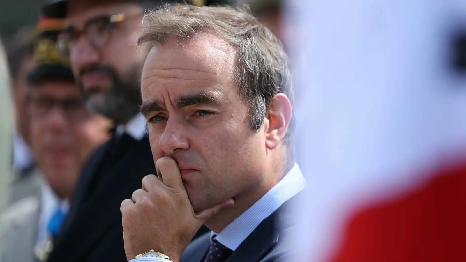 بين يسار غاضب ويمين "متربص".. رئيس وزراء فرنسا الجديد يسير على "حبل مشدود"