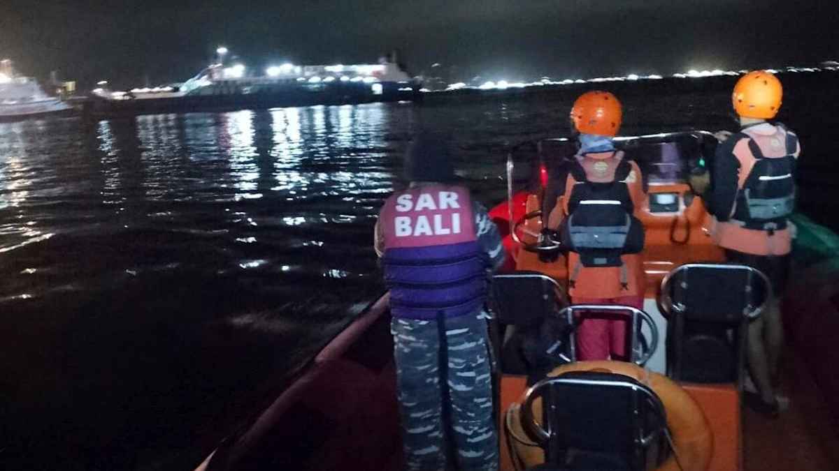 قتلى ومفقودون.. غرق عبارة تقل 65 شخصاً قرب بالي الإندونيسية (فيديو)