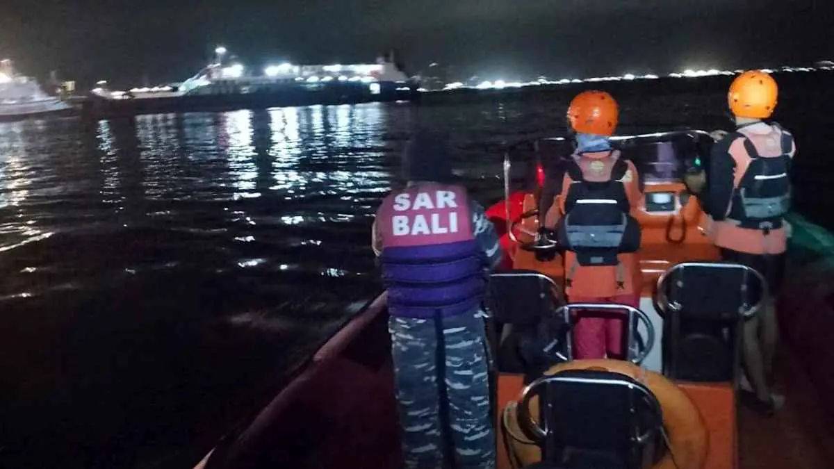 قتلى ومفقودون.. غرق عبارة تقل 65 شخصاً قرب بالي الإندونيسية (فيديو)