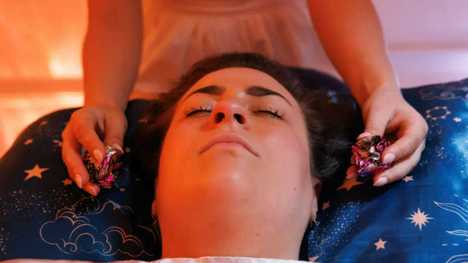 مراكز عناية جديدة تغزو الأسواق بخدمات "الهمس والدغدغة" 