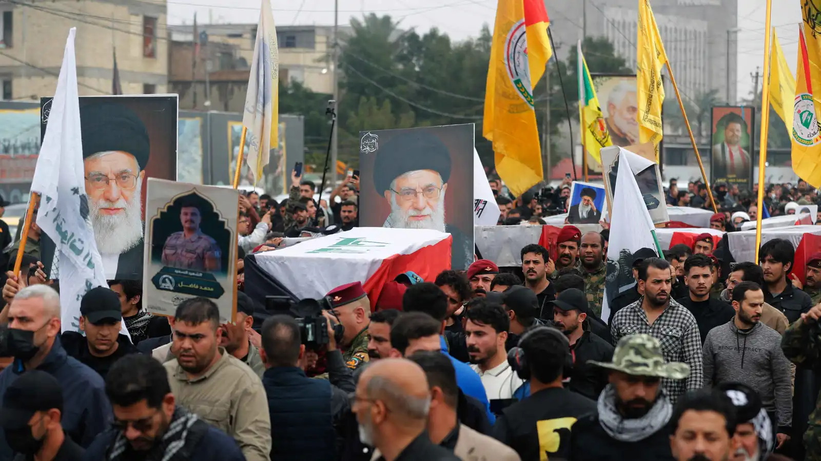 عناصر من الحشد الشعبي العراقي خلال جنازة تشييع