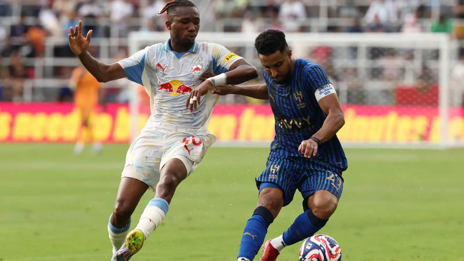 خطأ صارخ ضد سالم الدوسري.. تقييم حكم مباراة الهلال وسالزبورغ (فيديو)