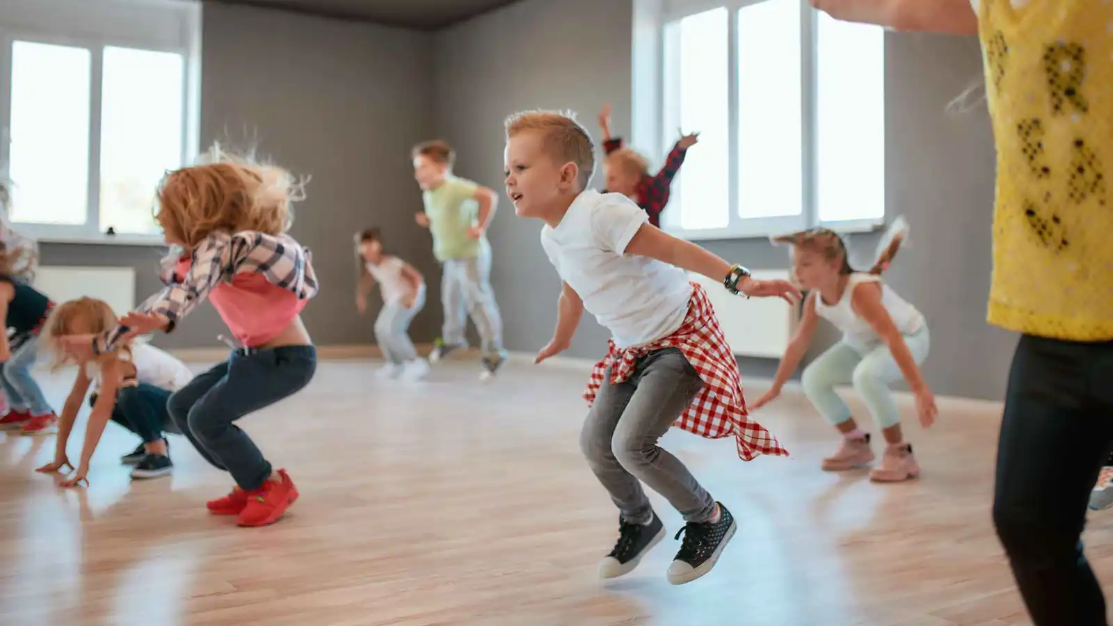 ليس "عصياناً".. لماذا لا يستطيع الأطفال الجلوس بهدوء؟