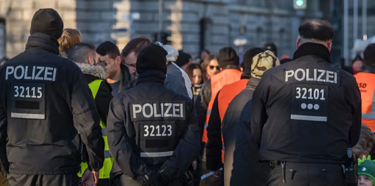 الشرطة تخلي سوقًا لعيد الميلاد في بون وتفحص طردًا مريبًا