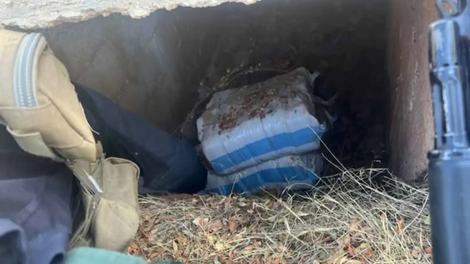 ضبط كميات كبيرة من المخدرات داخل قبر في ريف دمشق (صور)