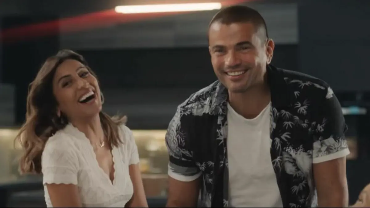 سخرية واسعة من دينا الشربيني بسبب ملابس عمرو دياب (صور)