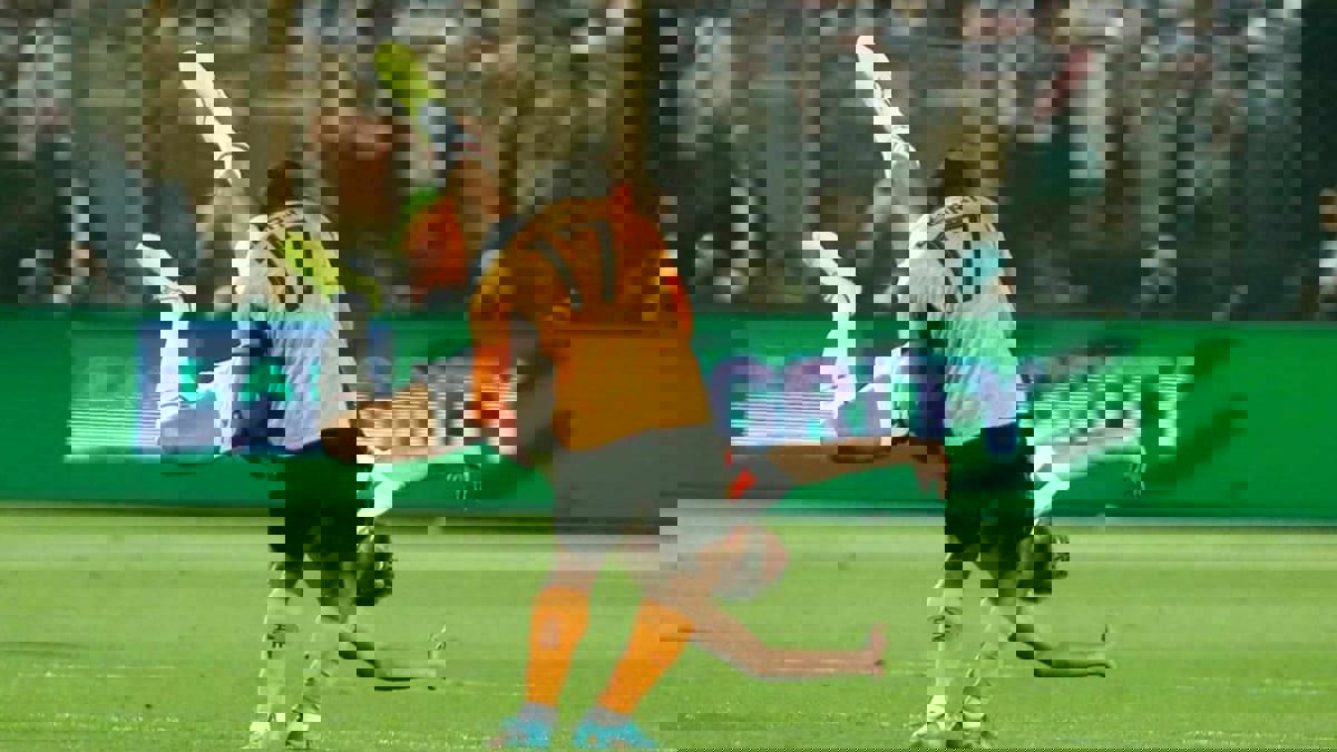 "دونجا" يشكر لاعب نهضة بركان بعد إنقاذه من إصابة خطيرة (فيديو)