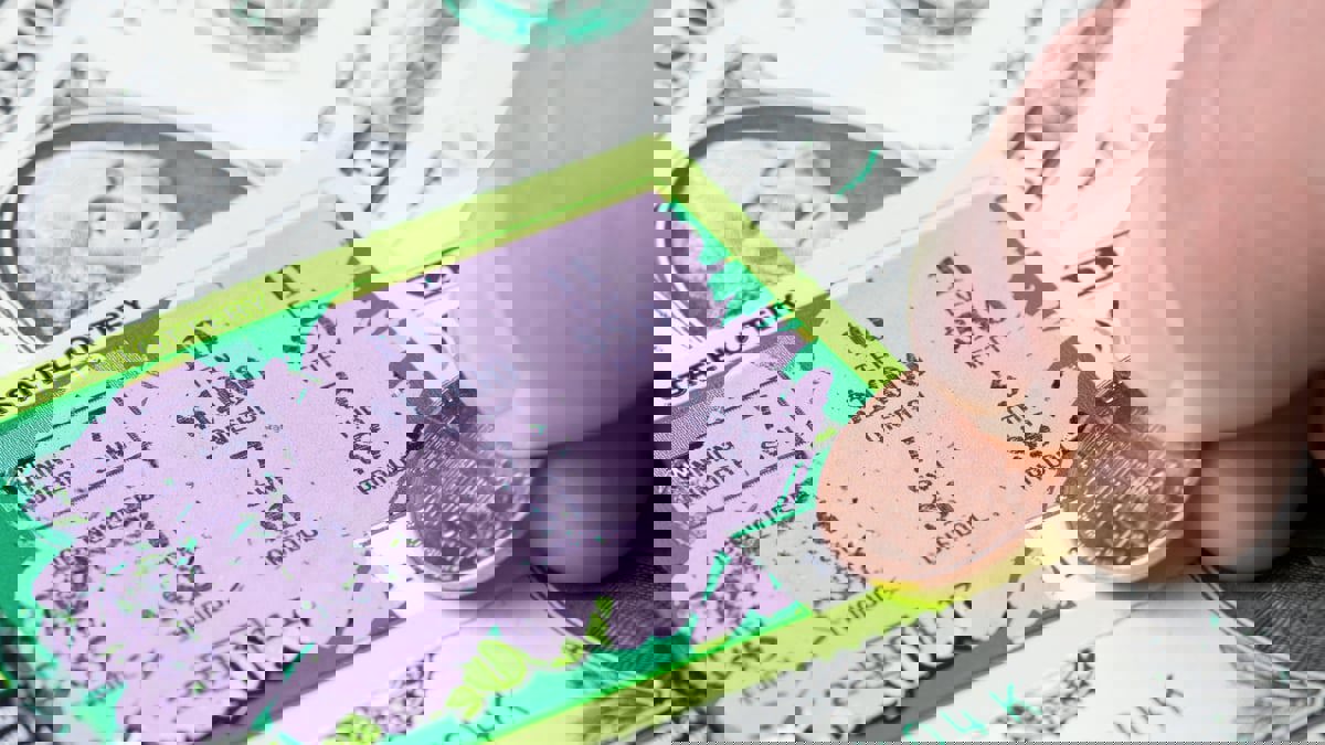 فائز بـ1.35 مليار دولار يقاضي أم ابنته لإفشاء سر الجائزة لوالديه 