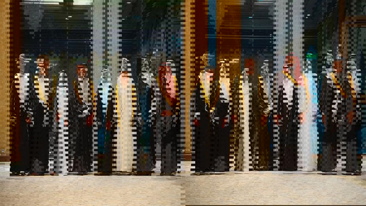 بالفيديو.. مصافحة نادرة بين ممثل قطر والعاهلين السعودي والبحريني في القمة الخليجية‎