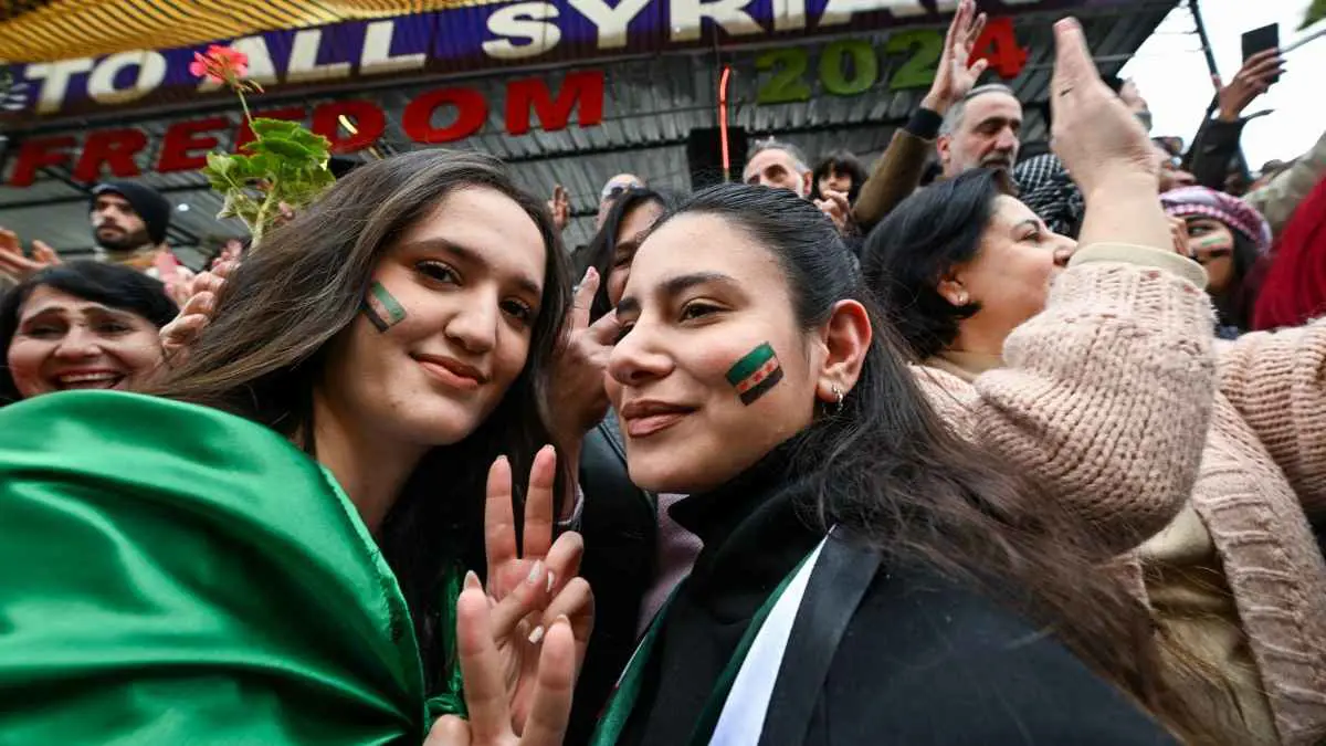 أول جمعة دون نظام الأسد.. السوريون يحتلفون بـ"النصر"