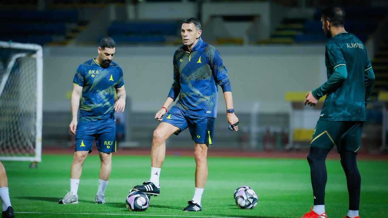 بديلا لدونيس.. منْ هو غوس بويت المدرب الجديد للخليج السعودي؟ 
