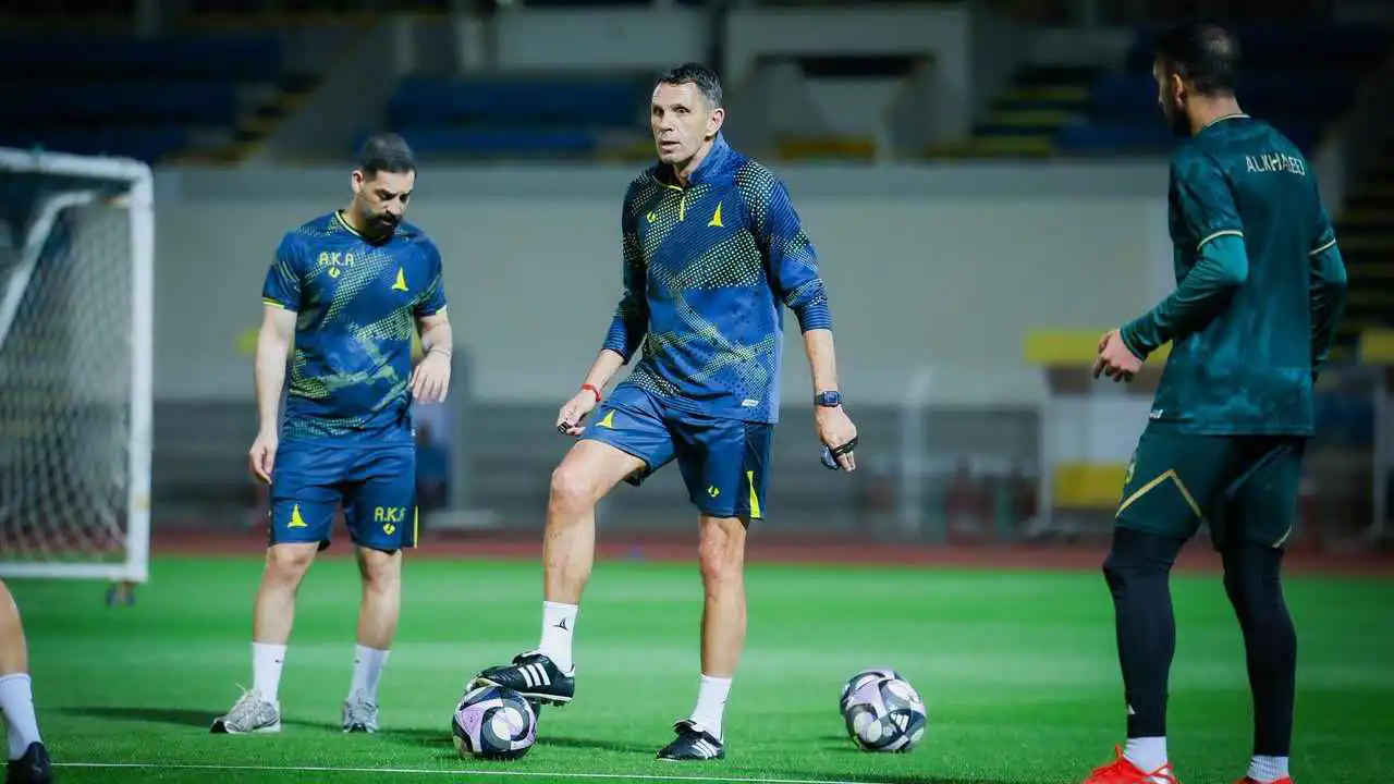 بديلا لدونيس.. منْ هو غوس بويت المدرب الجديد للخليج السعودي؟